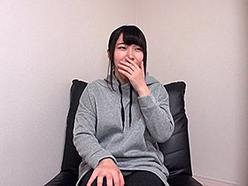 イベント会社のADさん いつもふにゃふにゃ笑ってる可愛い天然女子 笑顔のまま巨根で突かれると余裕なくなってトロ顔アクメ! サンプル動画サムネイル